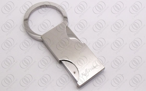 Stilvolles quadratisches silbernes Keychain mit dem Spiegel-Frühling offen und nah