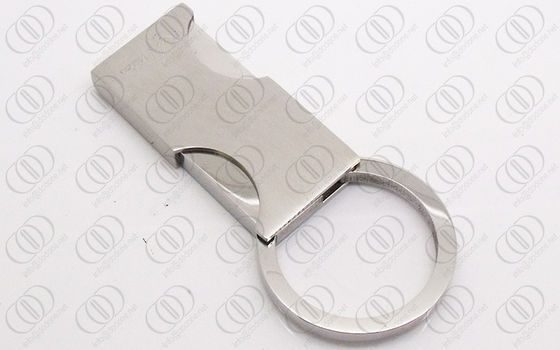 Stilvolles quadratisches silbernes Keychain mit dem Spiegel-Frühling offen und nah