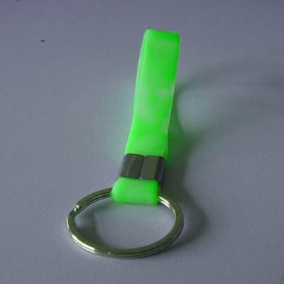 Silikon-Anhänger 100% förderndes Keychain, Metallzusätze, Pantone-Farbe