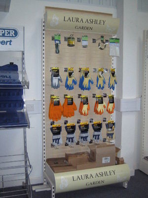 Ein die Seite Slatwall-Hardware-Einzelhandels-Ausstellungsstände für Handschuhe vernickeln/Chrom-Überzug